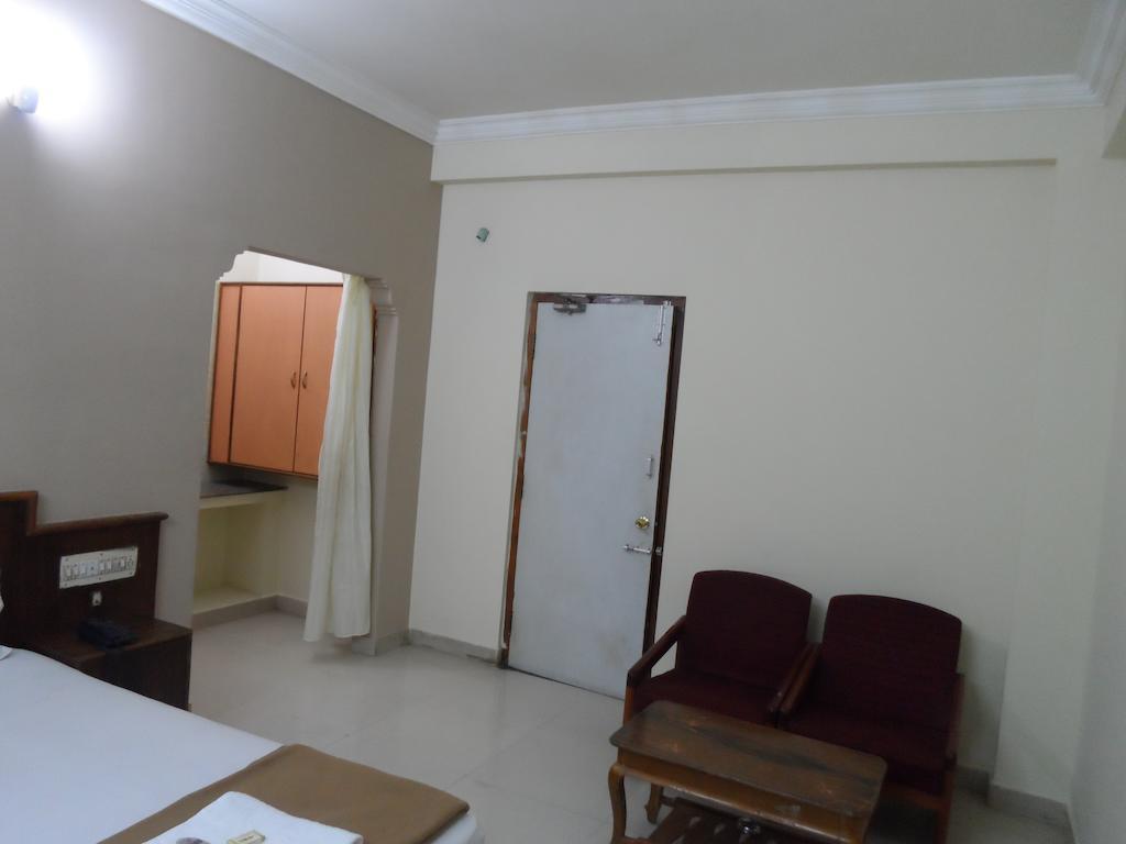 Hotel Sunilkrishna Tirupati Room photo