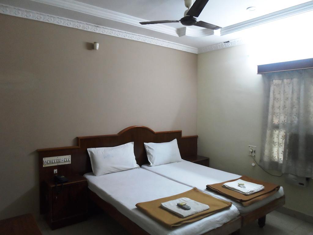 Hotel Sunilkrishna Tirupati Room photo